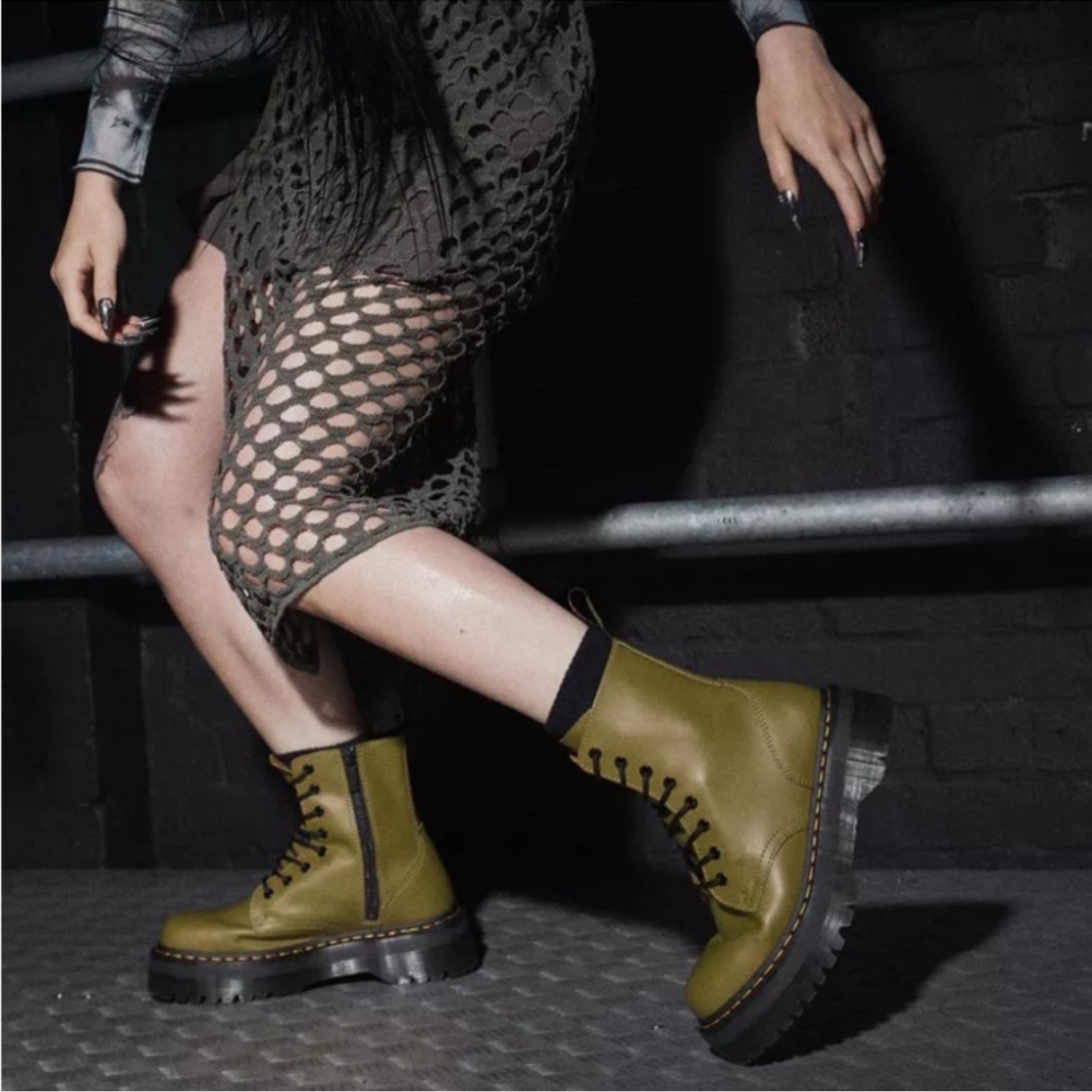 New Dr. Martens Jadon Smooth Leather Platform Boots Antique Olive (size 5W/4M)